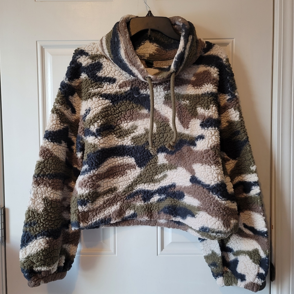 Camo print teddy cropped sweater
